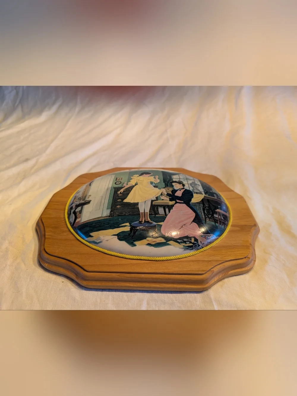 2/40$ Vintage Yellow & Pink Mother and Daughter Wall Plaque - Picture 2 of 6
